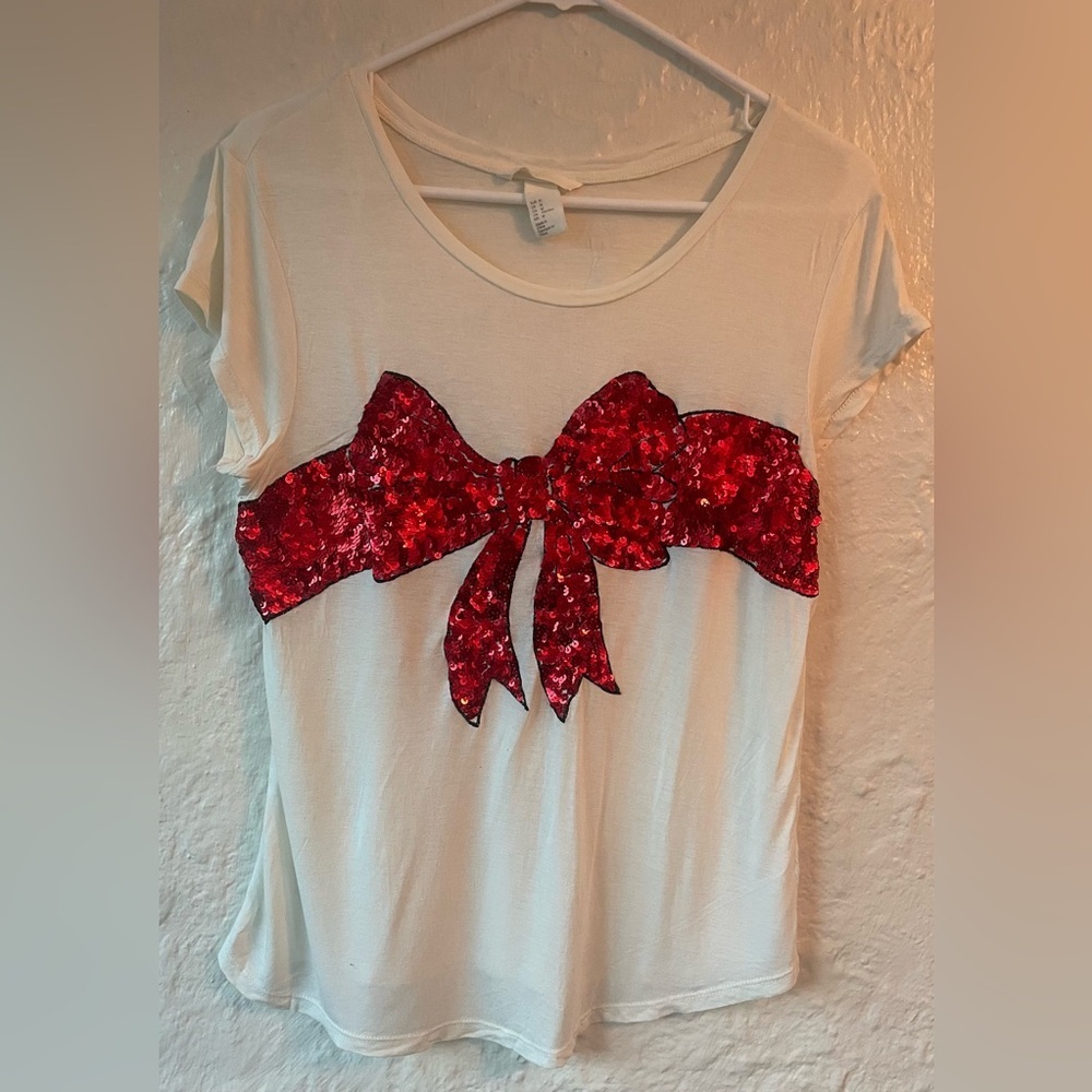 H&M viscose short cap sleeve red sequin bow white top holiday party; size M